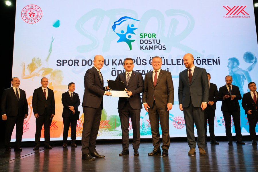 ÇUKUROVA ÜNİVERSİTESİ YÖK TARAFINDAN BAŞLATILAN '' SPOR DOSTU KAMPÜS '' UNVANINA LAYIK GÖRÜLMÜŞTÜR.